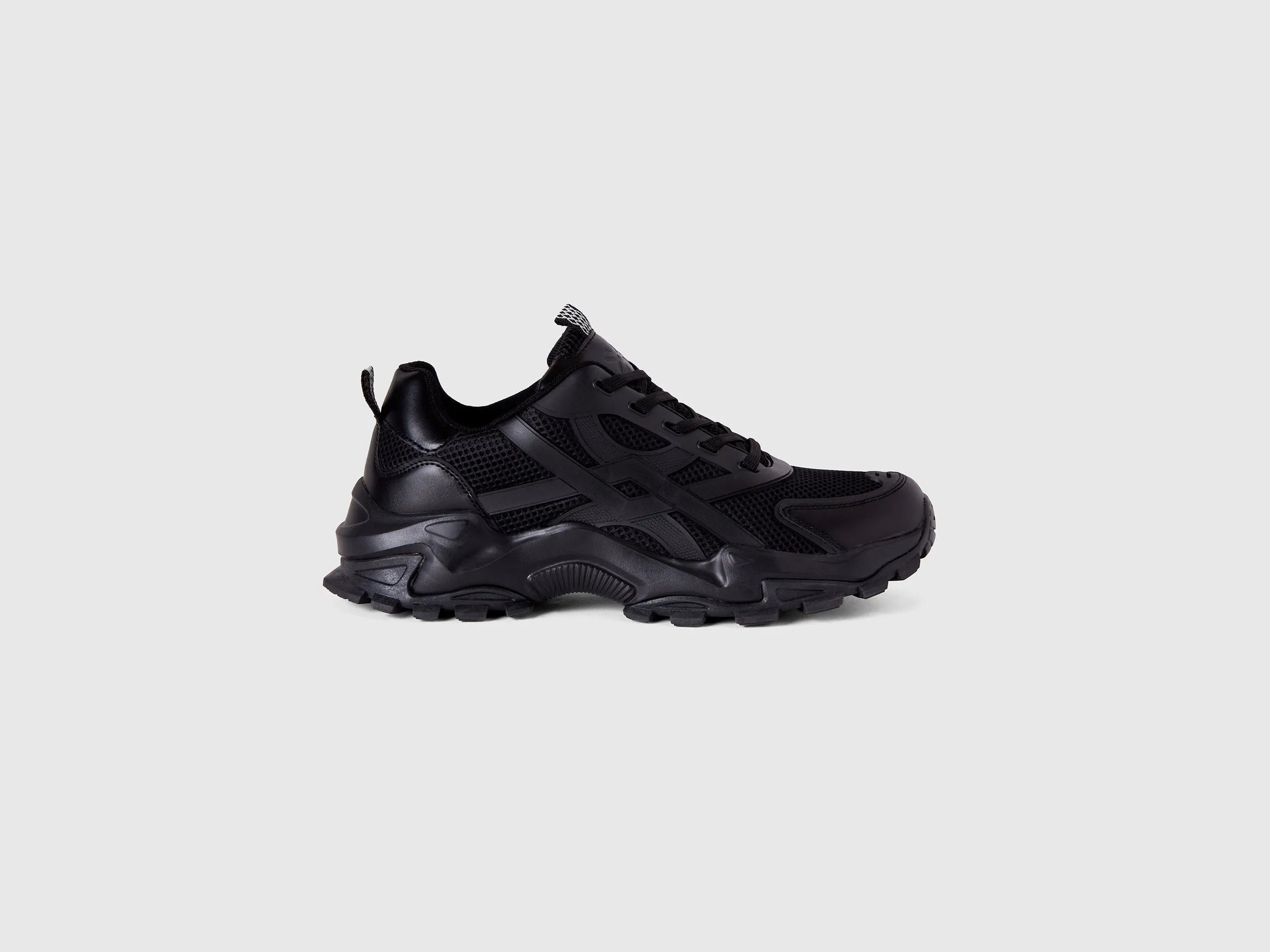 BLACK RUNNING SNEAKERS