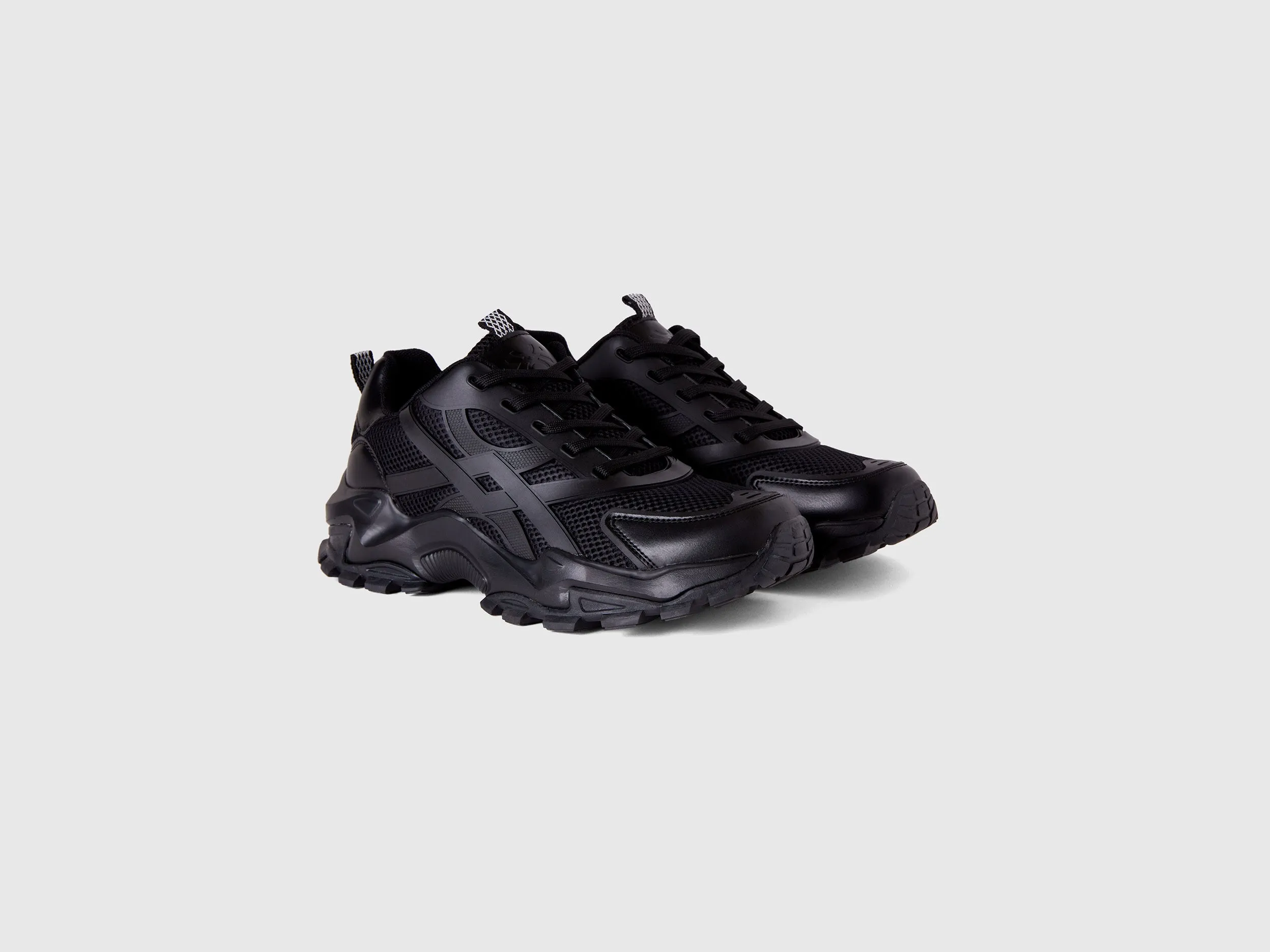 BLACK RUNNING SNEAKERS