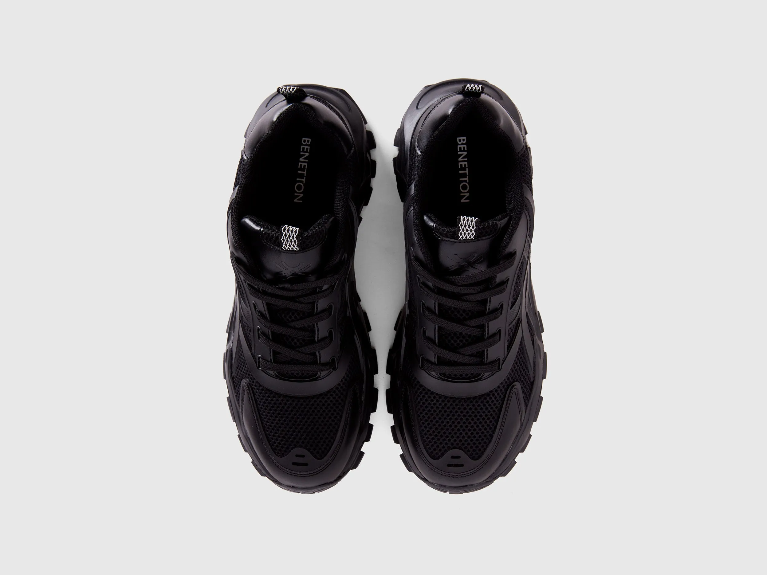 BLACK RUNNING SNEAKERS