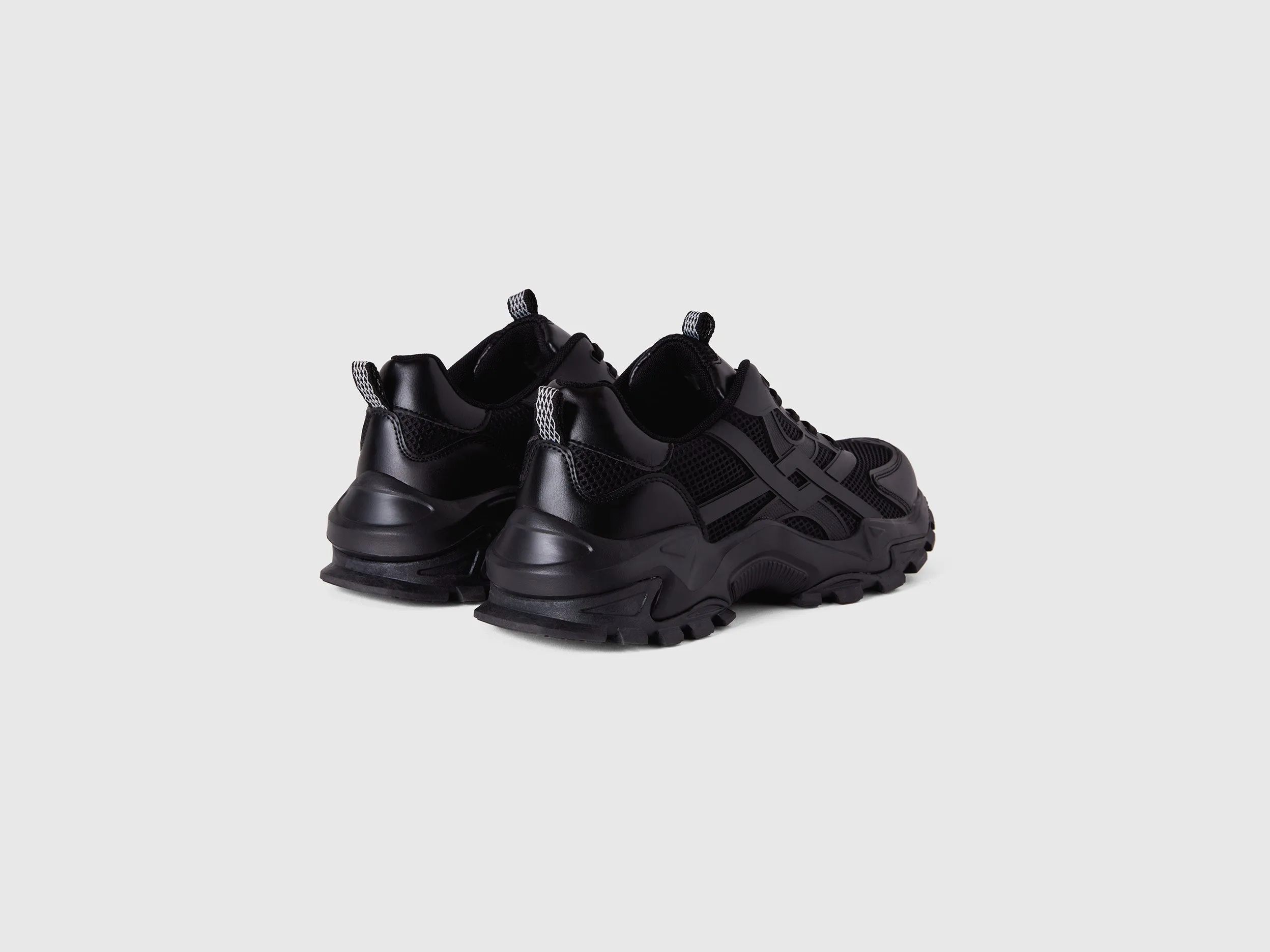BLACK RUNNING SNEAKERS